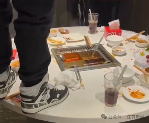 海底捞回应2人向火锅内小便 警方已作出行政拘留处罚