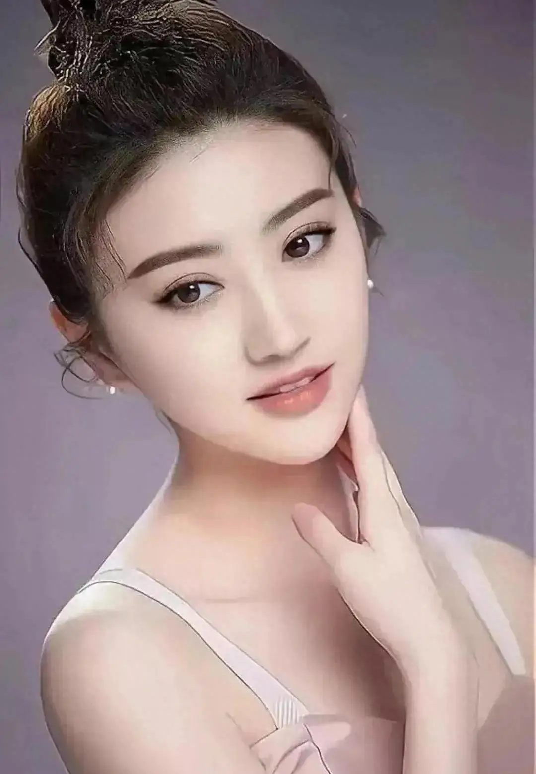 景甜红毯杀疯！深V镂空造型美到出圈，这谁顶得住？