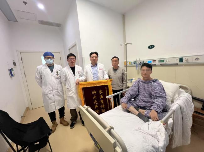 直径30cm肿瘤侵占小伙胸腔 罕见病例成功救治