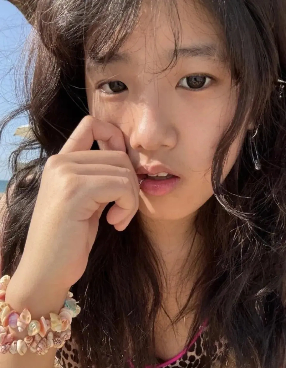 梧桐妹为亲爸与继父庆生，孙志浩没有再生育，她成为唯一继承人