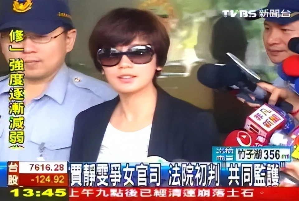 梧桐妹为亲爸与继父庆生，孙志浩没有再生育，她成为唯一继承人