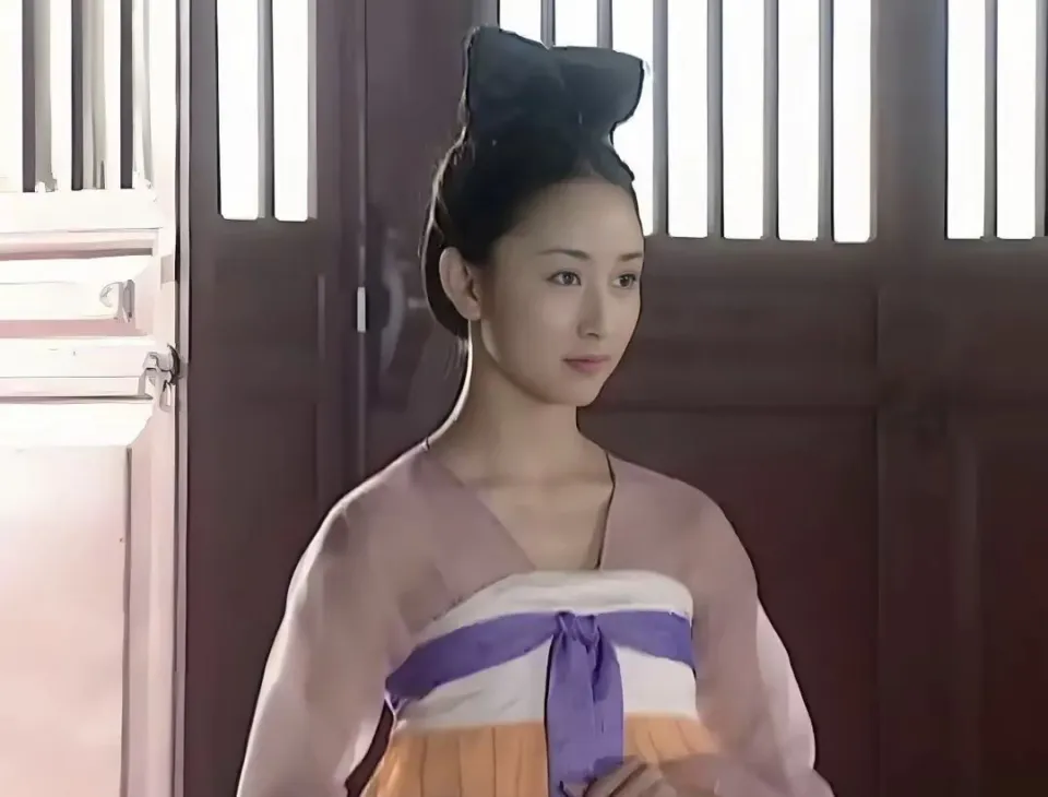 与章子怡同班四年，远嫁马来西亚的胡静，中年逆袭活成另类少奶奶