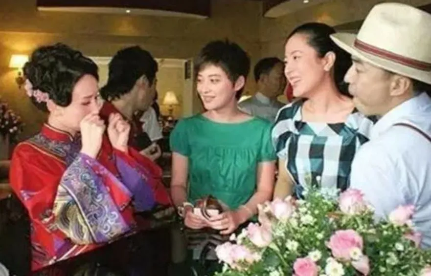 与章子怡同班四年，远嫁马来西亚的胡静，中年逆袭活成另类少奶奶