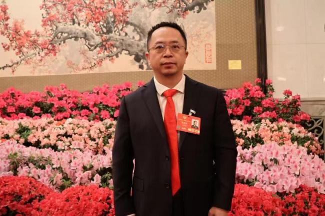 什么是“AI幻觉”？代表委员这样说 双刃剑效应引发热议