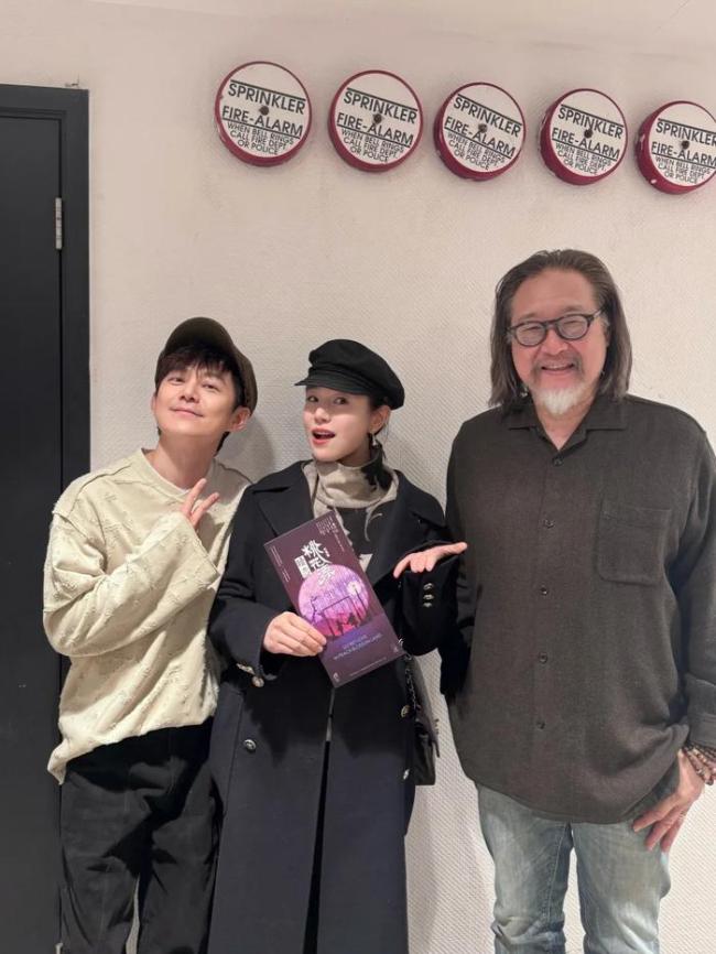 陈妍希离婚后首发文谈放下，晒与何炅黄磊合照，暴瘦后颜值回春 释然面对过去