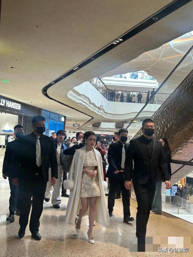 何超莲现身西安 时尚女神引发热议
