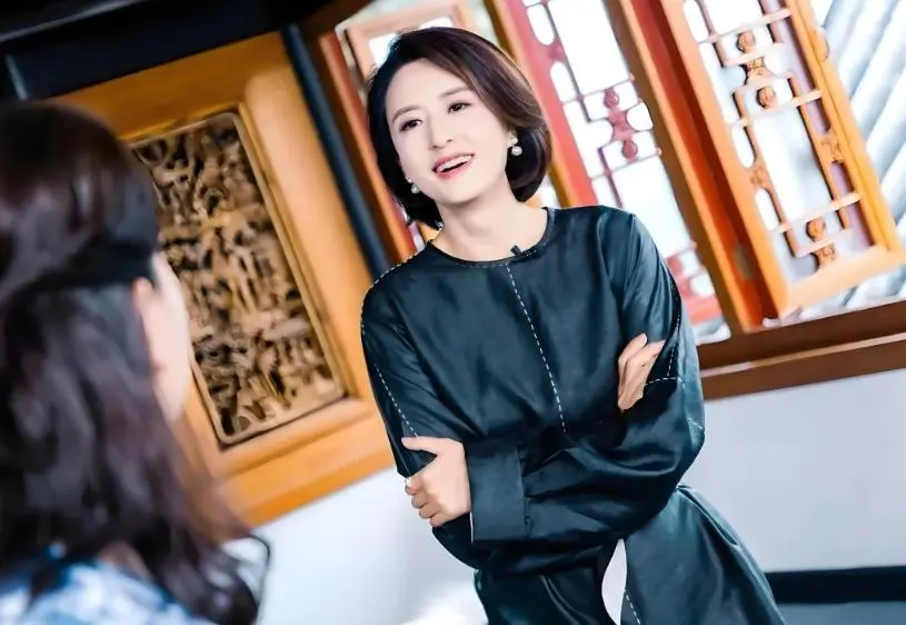 前央视主持人着装被说不雅，本人愤怒回应：人心脏，看什么都脏！