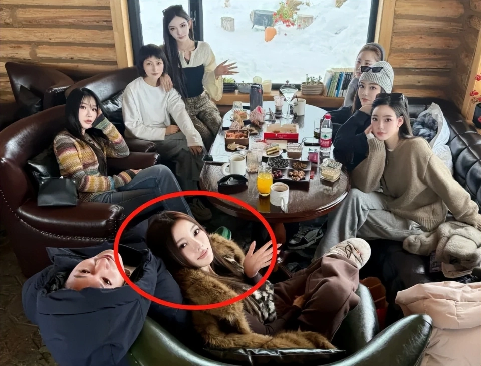 43岁李小璐现身大排档，四肢纤细皮肤白皙，颈纹暴露真实年龄状态