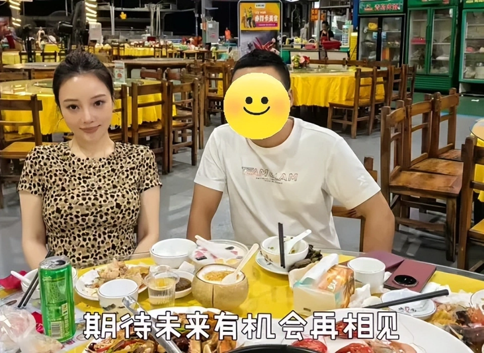 43岁李小璐现身大排档，四肢纤细皮肤白皙，颈纹暴露真实年龄状态