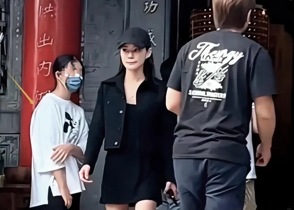 大S女儿小玥儿近况曝光，有些自卑和驼背，小杨阿姨评论区沦陷