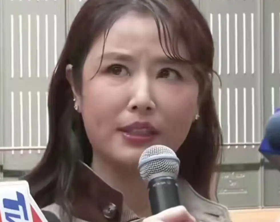 林心如脸部圆到认不出，疑似打肉毒杆菌，撞脸中年版杨紫！