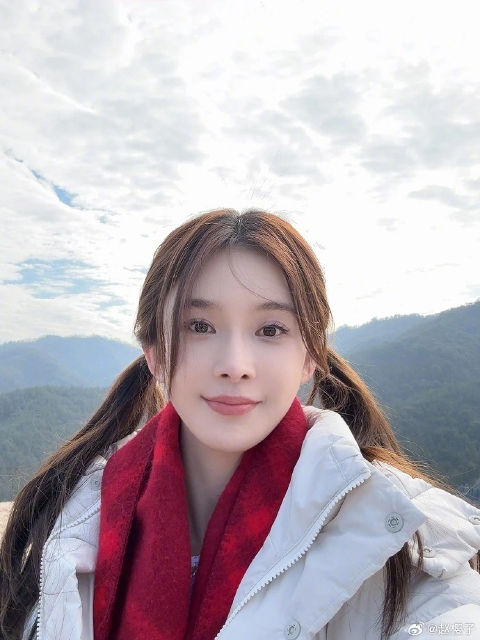 赵樱子晒牵手照官宣恋情：他喜欢过我闺蜜，我对成毅因戏生情