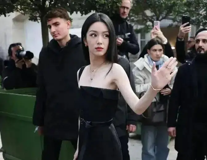 中国明星看秀待遇：王一博被拦下，舒淇获CEO迎接，肖战规格最高
