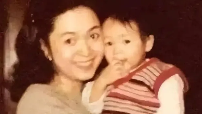 金童玉女分手快20年，周杰伦侯佩岑同上热搜，是谁的意难平？