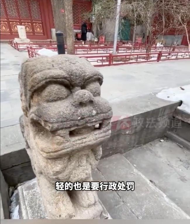 法源寺石狮子被游客推倒摔断？北京警方已介入 案件正在侦办中