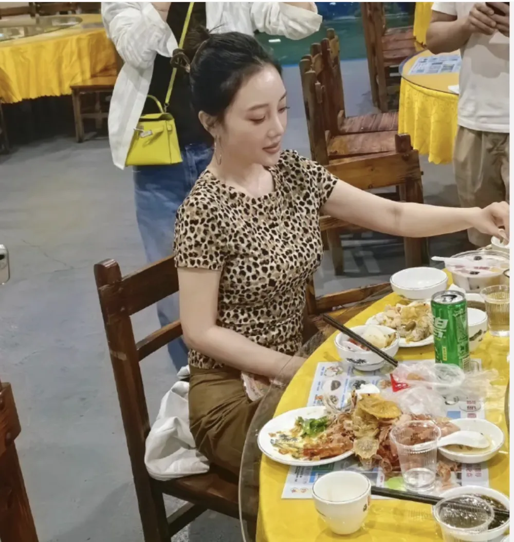 43岁李小璐现状：去三亚吃海鲜大排档，穿豹纹T恤引路人围观