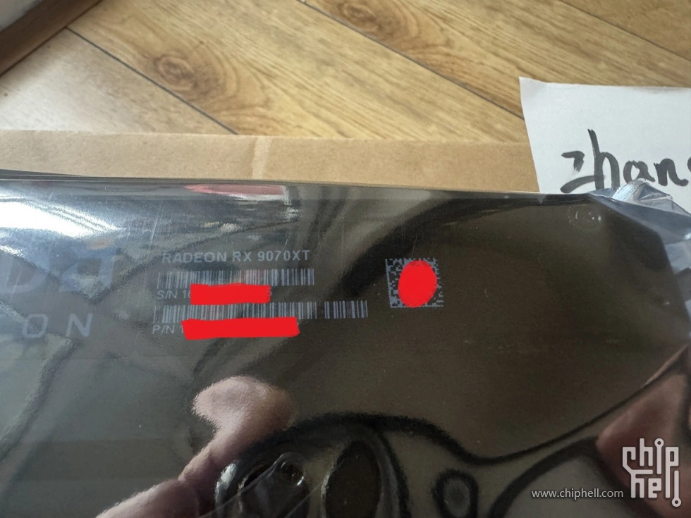 疑似 AMD 未发售 Radeon RX 9070 XT 显卡“公版”现身，三风扇设计