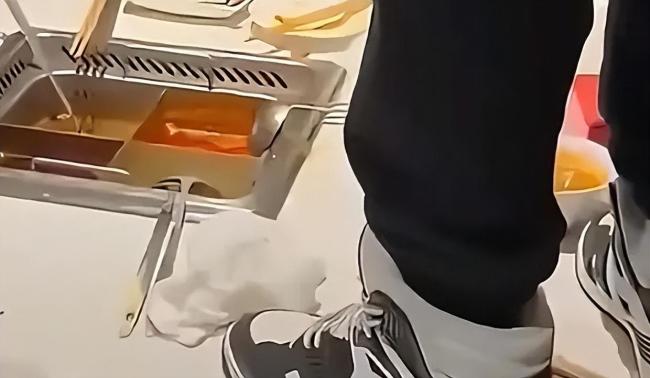 顾客获6千退款才知海底捞小便事件 涉事门店全额退款并10倍补偿