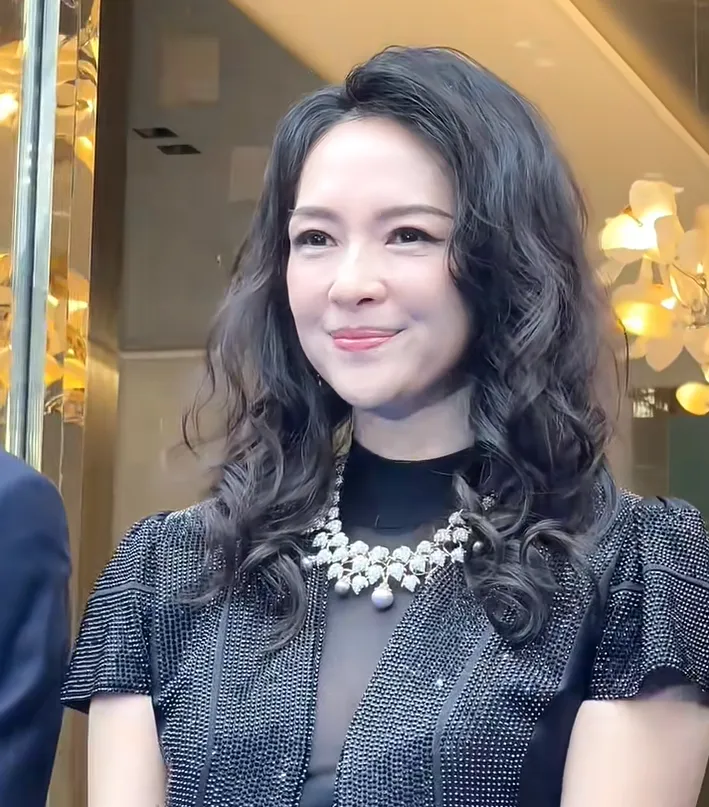 46岁章子怡出席活动，穿透视低胸装太俗气，医美过度断崖式衰老