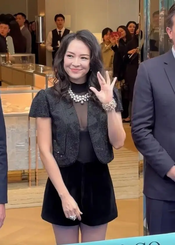 46岁章子怡活动照引争议！离婚后状态不佳太显老气