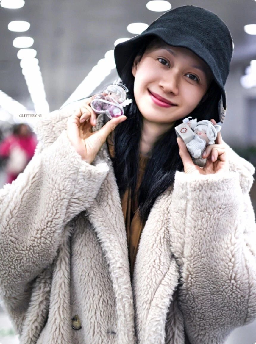 杨柳细腰超短裙，“不老女神”曹颖，真的是年龄越大越惊艳