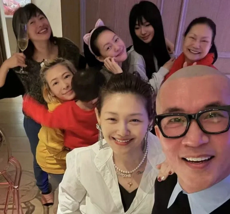 S家开始扶持新的摇钱树！小S不工作女儿拍广告，想继承大S资源