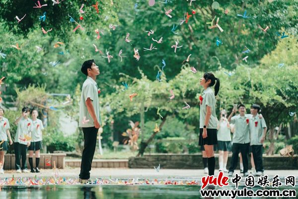 白色情人节曝光有病新单曲《我天生 - 有病版》掀起热议 歌迷大赞：告五人“天生”会唱！