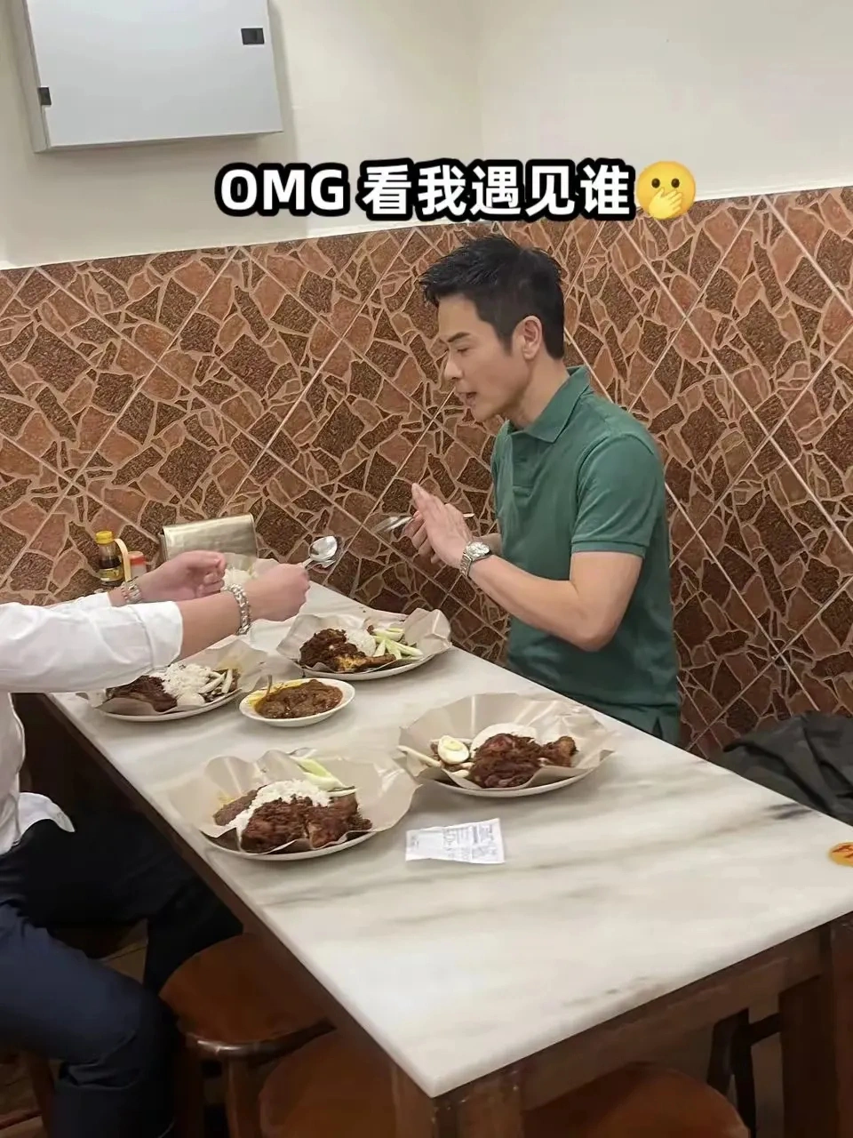 TVB视帝陪港姐老婆开工被偶遇，恩爱依旧，与圈内好友关系成谜
