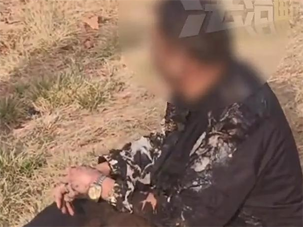 男子甩杆碰到高压线衣服成灰