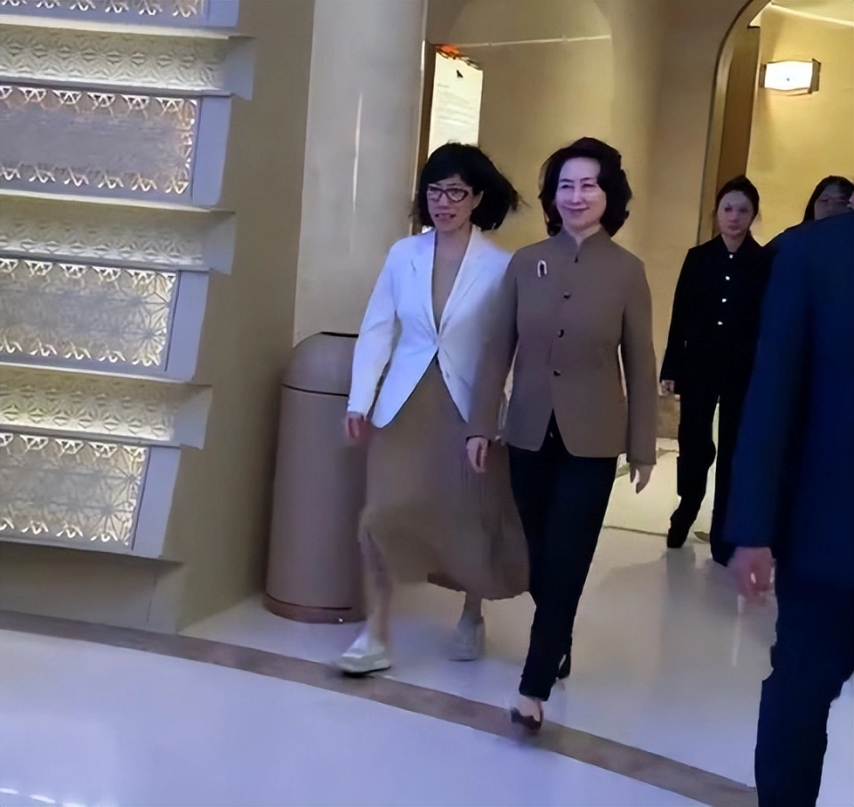 何超琼和三个干女儿聚会，曾昭仪给足62岁何超琼幸福感