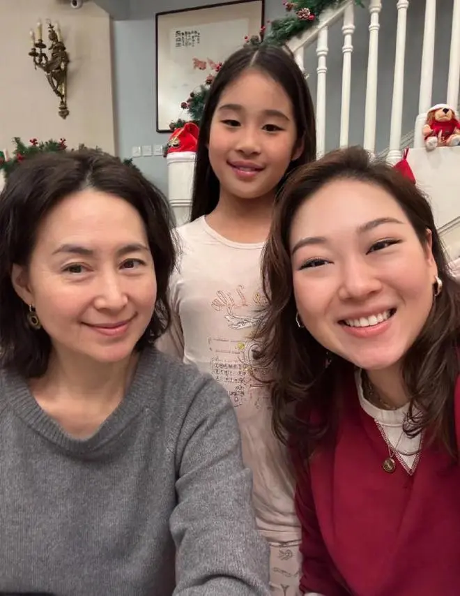 何超琼和三个干女儿聚会，曾昭仪给足62岁何超琼幸福感