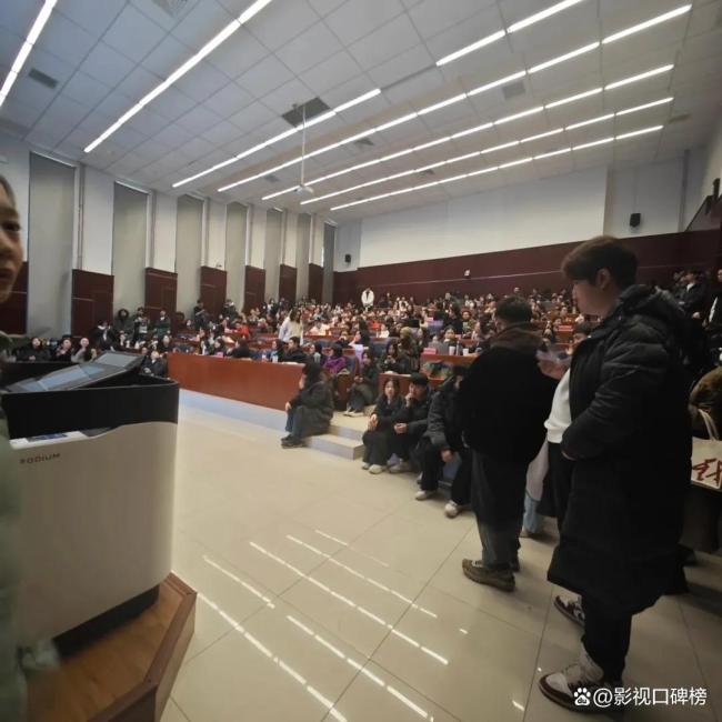 71岁陈佩斯中戏开讲 靳东狂记笔记 喜剧传承再续新篇章