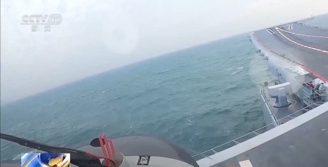 与海浪抢人！海军航空兵实战演练解锁救援新姿势