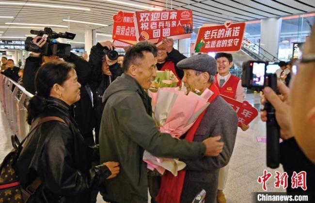 91岁老兵与儿子阔别61年团聚 令人动容 血浓于水终团圆