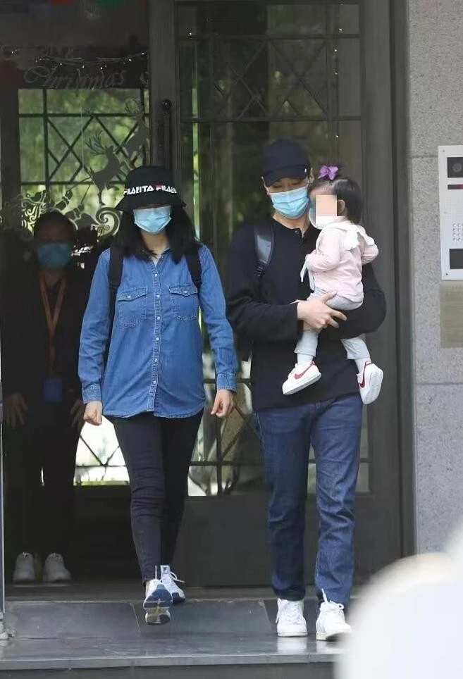 赵又廷夫妻俩逛超市，45岁高圆圆下颌线清晰，素颜状态真好