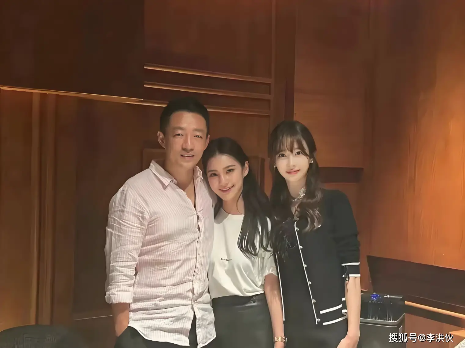 四十多岁的汪小菲，始终没有学会情绪稳定，大S火化前一晚痛骂S妈