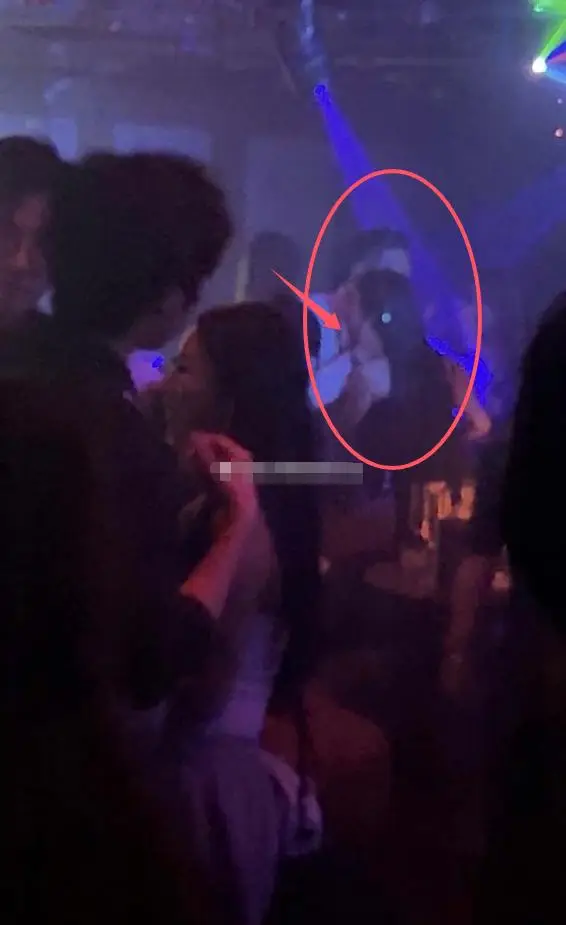 胡杏儿老公玩变身：夜店与辣妹贴身热舞，回家秒变“24孝老公”