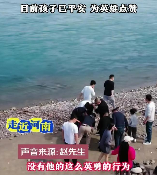 众人接力营救急流中的女孩 生命至上的团结力量