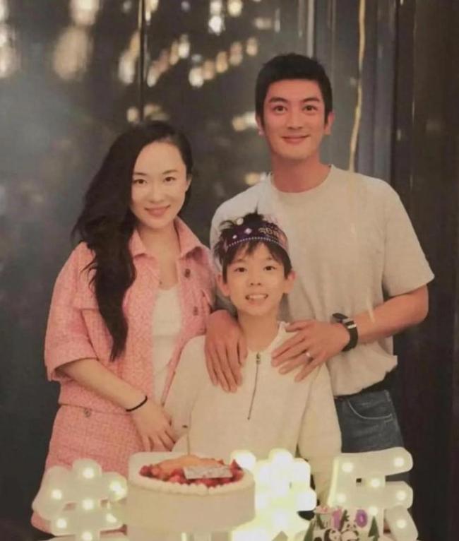 霍思燕牵着嗯哼逛街 小暖男陪伴左右