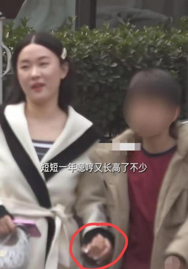 霍思燕牵着嗯哼逛街 小暖男陪伴左右
